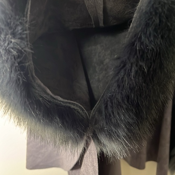 JAYLEY Grey Faux Fur Faux Suede Cape - Picture 7 of 13